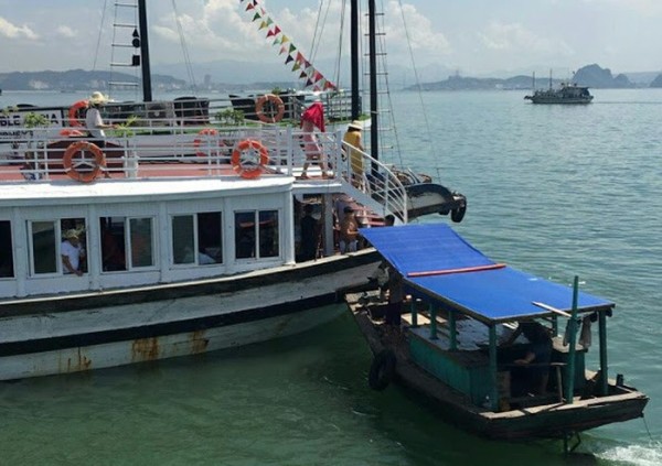 thực hư vụ đốt thuyền bán hàng rong trên vịnh Hạ Long: ai đúng ai sai